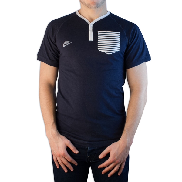 Immagine di Nike Sportswear - FFF Henley Pocket T-Shirt - Navy